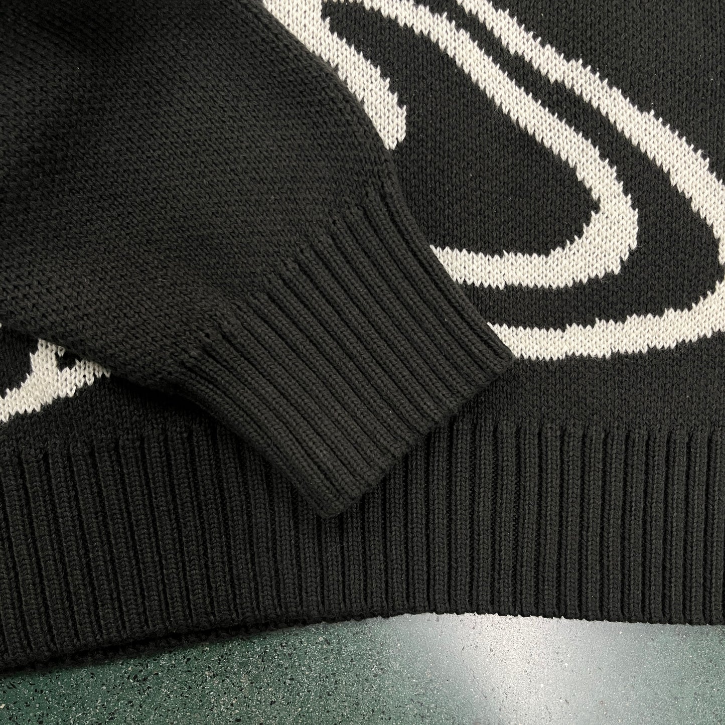 BROKEN PLANET KNIT SWEATER (2 COLORS)
